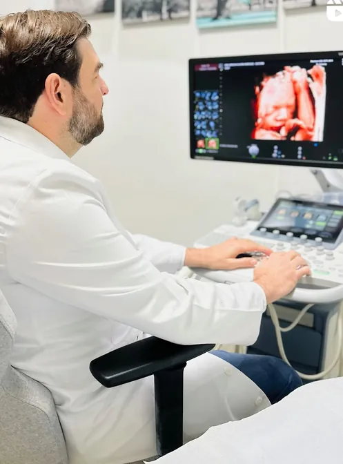 Dr. Massuca durante exame de ultrassom
